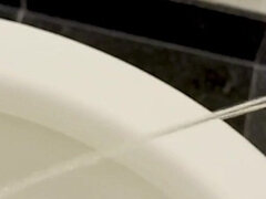 Leie, Bad, Grosser schwanz, Spermaladung, Fetisch, Masturbation, Pissen, Solo