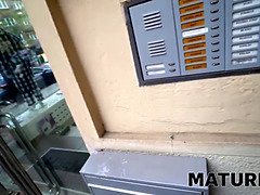 Arsch, Blasen, Braunhaarige, Geile alte tussi, Kehlenfick, Reif, Milf, Stiefmutter