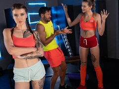 18, Velika rit, Velik kurac, Fafanje, Moški z dvema ženskama, Naravne joške, Najstnice, Joške