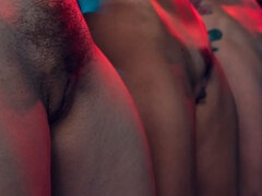 Tette grandi, Club, Toccando, Baciando, Leccata, Masturbazione, Mamma che vorrei scoparmi, Terzetto