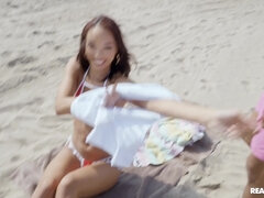 Plaža, Velik kurac, Fafanje, Globoko grlo, Temnopolti, Medrasni seks, Latinka, Jahanje