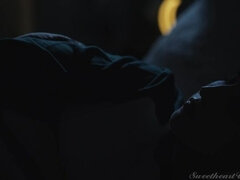 Blondýna, Prstění, Výprask, Přírodní prsa, Ponožky, Punčochy, Tetování, Kozičky