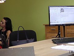 Loan4k. chica rusa monta la polla de un agente de pr�stamos en su oficina