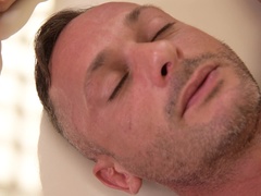 Avsugning, Hardcore, Latex, Piercing, Rakad, Spanking, Tatuering, Tuttar