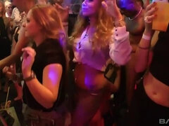 デカパイ, ブロンド, 異人種間, 下着, 淫乱熟女, パーティ, ピアス, タトゥー