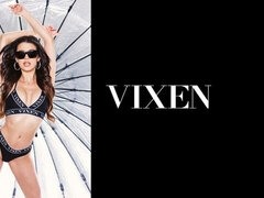 Hatalmas hátsó, Cumizás, Gesztenyebarna, Kutya póz, Latin lány, Természetes mellek, Tini, Begyek