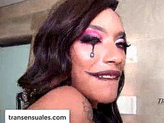 cool chica transsexual (Jessica Masiel) se toquetea sus partes vestida de ni�a dark.