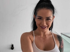 Gros seins, Sucer une bite, Brunette brune, En levrette, Branlette thaïlandaise, Tatouage