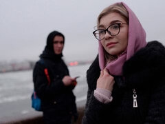 Blonde, Sucer une bite, En levrette, Lunettes, Branlette thaïlandaise, Embrassement, Rasée, Adolescente