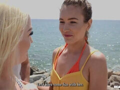 Grote kont, Vingeren, Lesbisch, Masturbatie, Natuurlijke tieten, Geschoren, Strippen, Tiener