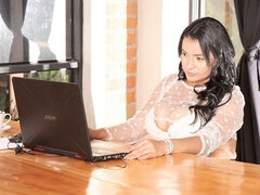 Amaterji, Velika rit, Velike joške, Rjavolaska, Kratki lasje, Solo, Odstranjevanje, Joške