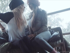 Blonde, Brunette brune, Embrassement, Lesbienne, De plein air, Chatte, Chaussettes, Tatouage