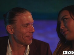 Meia nove, Asiáticoa, Boquete, Garganta funda, Transar de quatro, Punheta, Xoxota, Cavalgar