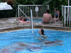 Poljubljanje, V javnosti, Solo, Pod krilom