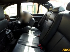 Röv slick, Avsugning, Bil, Ansiktsbehandling, Fingering, Handjobb, Pov, Uniform