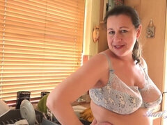 Grote mammen, Bruinharig, Rondborstig, Hd, Huisvrouw, Masturbatie, Realiteit, Hangende tieten
