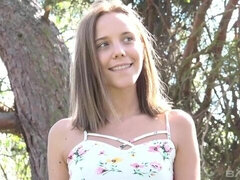 Brunette brune, Doigter, Masturbation, Seins naturels, Rasée, Cheveux courts, Maigrichonne, Dénudage