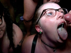 Amerikanisch, Grosser arsch, Blasen, Fingern, Gruppensex, Brille, Absätze, Orgie