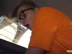 Leie, Arsch, Blondine, Auto, Tschechisch, Handjob, Im freien, Pov