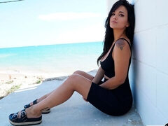 Gros seins, Sucer une bite, Brunette brune, En levrette, Mère que j'aimerais baiser, Seins naturels, Dénudage, Tatouage