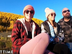 Blonde, Sucer une bite, En levrette, Branlette thaïlandaise, De plein air, Pov, Plan cul à trois, Nénés