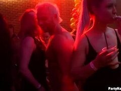 Amateur, Sucer une bite, Homme nu et filles habillées, Européenne, Fête, Chatte, Pute, Pute