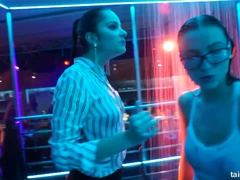 Dansar, Docka, Mellanrasig, Lesbisk, Orgie, Party, Porrstjärnor, Swingers