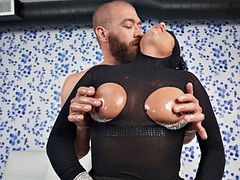 Anal, Grosse bite, Sucer une bite, Branlette thaïlandaise, Talons, Interracial, Piercing, Nénés