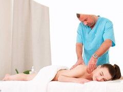 Veľký zadok, Veľké péro, Výprask, Masáž, Prirodzené prsia, Pička, Vyholené, Teenka