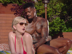 Velké kozy, Bikini, Blondýna, Kuřba, Vysokoškolačka, Creampie, Bazén, Jezdectví