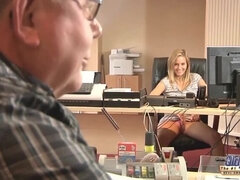 Ξανθιά, Βαθυ λαρυγγι, Ηδ, Γραφείο, Γραμματέας, Κοκκαλιάρης, Καταπίνω