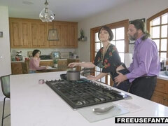 Kuřba, Striekanie semena, Na psíka, Sedenie na tvári, 2 ženy 1 muž, Fetiš nôh, Vyholené, Krátke vlasy