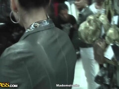 Μεγάλα βυζιά, Πίπα, Μελαχροινή, Πούτσος, Ώριμη, Ώριμη γυναίκα, Δημόσιο, Έφηβος