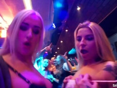 Brunette, Påkledd, Dansing, Kyssing, Lesbisk, Slikking, Sateng, Swingers