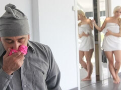 Stor røv, Stor pik, Store bryster, Blondine, Pik sutte, Hundestilling