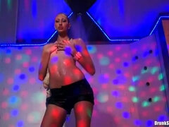 Homme nu et filles habillées, Poupée, Poilue, Interracial, Lesbienne, Fête, Jarretelles, Tatouage