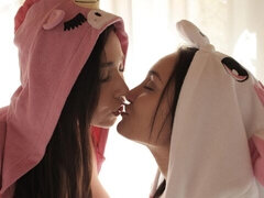 Brunetta, Toccando, Lesbica, Leccata, Lingerie, Masturbazione, Rasata, Giochi