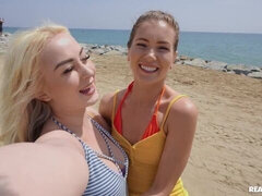 Spiaggia, Toccando, Baciando, Lesbica, Masturbazione, Rasata, Strippaggio, Ragazza