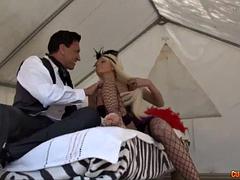 Grosse bite, Gros seins, Blonde, Sucer une bite, Tir de sperme, Nénés