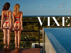 18 jaar, Grote kont, Pijpbeurt, Hondjeshouding, 1 man 2 vrouwen, Natuurlijke tieten, Tiener, Tieten likken