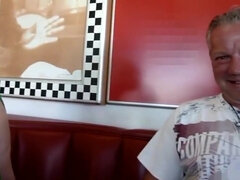 Pisse-Drink und Pommes mit Sacksosse bei Burger King!