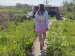 Stor rumpe, Brunette, Milf, Utendørs, Offentlig, Skjørt, Alene, Pupper