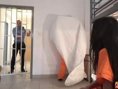 Grote mammen, Bruinharig, Diep in de keel, Hongaars, Gevangenis, Masturbatie, Spuiten, Nat