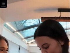 Duże cycki, Brunetka, Para, Głebokie gardło, Pokojówka, Ogolona, Trójkąt, Cycki