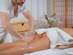 Stor stjärt, Stor kuk, Brunett, Doggystyle, Massage, Naturliga tuttar, Tonåring, Tuttar