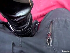 Brunette, Fetish, Håndjob, Latex, Udendørs, Tisse, Pov, Legetøj