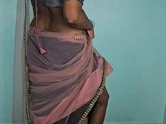 Desi cougar Bhabhi enjoys her summer treat in a sexy way