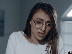 Stor pik, Pik sutte, Brunette, Hundestilling, Briller, Fisse, Tabu, Teenager