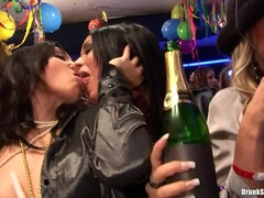 Leie, Lesbisch, Orgie, Party, Rotschopf, Strümpfe, Ablutschen, Swingers