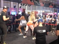 Smuk, Blondine, Klassisk, Pik, Lesbisk, Offentlig, Strapon, Legetøj